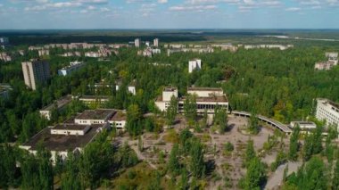 Çernobil yakınlarındaki Pripyat kentindeki terk edilmiş binaların hava manzarası.