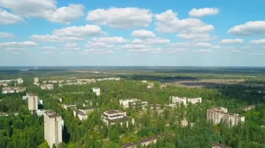 Çernobil yakınlarındaki Pripyat kentindeki terk edilmiş binaların hava manzarası.
