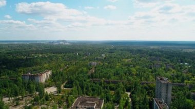 Çernobil yakınlarındaki Pripyat kentindeki terk edilmiş binaların hava manzarası.