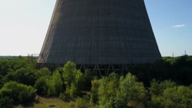 Çernobil Npp 'in beşinci, altıncı nükleer reaktörleri için soğutma kulelerinin hava görüntüsü