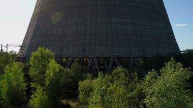 Çernobil 'in beşinci ve altıncı nükleer reaktörleri için soğutma kulesinin hava görüntüsü