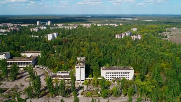 Çernobil yakınlarındaki Pripyat kentindeki terk edilmiş binaların hava manzarası. — Stok video