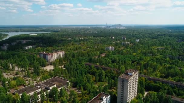 Вид с воздуха на заброшенные здания в городе Припять возле Чернобыльской АЭС — стоковое видео