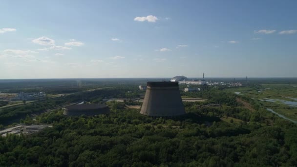 Çernobil Npp 'in beşinci, altıncı nükleer reaktörleri için soğutma kulelerinin hava görüntüsü — Stok video