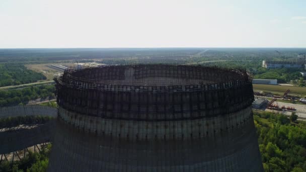 Flygfoto över kyltorn för femte, sjätte kärnreaktorer i Tjernobyl Npp — Stockvideo