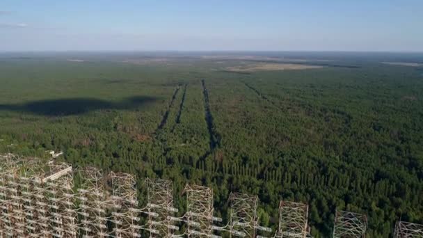 Повітряний вид радіолокаційної станції Дуга поблизу міста Чорнобиль-2. — стокове відео