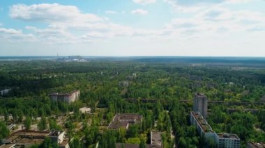 Çernobil yakınlarındaki Pripyat kentindeki terk edilmiş binaların hava manzarası.