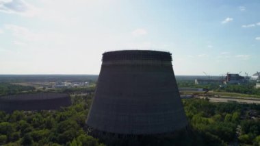 Çernobil Npp 'in beşinci, altıncı nükleer reaktörleri için soğutma kulelerinin hava görüntüsü