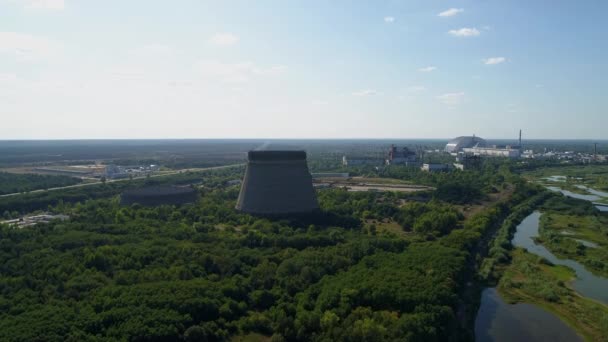 Flygfoto över kyltorn för femte, sjätte kärnreaktorer i Tjernobyl Npp — Stockvideo