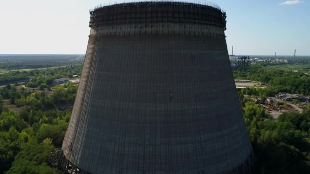 체르노빌 NPP 의 5 번째, 6 번째 원자로용 냉각탑의 공중 사진 — 비디오