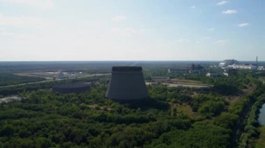 Çernobil Npp 'in beşinci, altıncı nükleer reaktörleri için soğutma kulelerinin hava görüntüsü
