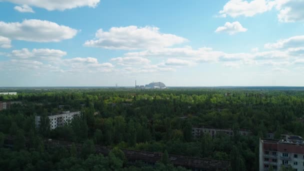 Widok z lotu ptaka na opuszczone budynki i ulice w mieście Prypeć koło Czarnobyla — Wideo stockowe