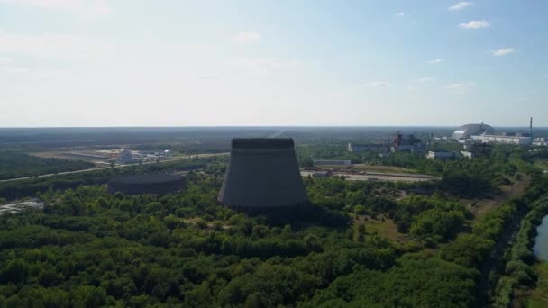Vista aérea de torres de refrigeração para quinto, sexto reatores nucleares de Chernobyl NPP — Vídeo de Stock