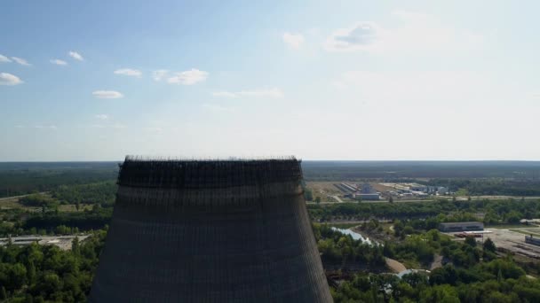 체르노빌 NPP 의 5 번째, 6 번째 원자로용 냉각탑의 공중 사진 — 비디오