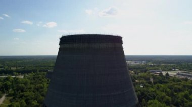 Çernobil Npp 'in beşinci, altıncı nükleer reaktörleri için soğutma kulelerinin hava görüntüsü