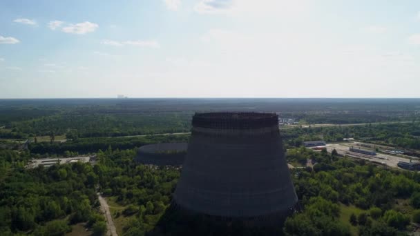 Vue aérienne des tours de refroidissement des cinquième et sixième réacteurs nucléaires de la centrale nucléaire de Tchernobyl — Video