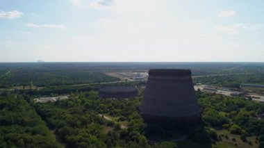 Çernobil Npp 'in beşinci, altıncı nükleer reaktörleri için soğutma kulelerinin hava görüntüsü