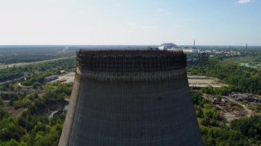 Çernobil Npp 'in beşinci, altıncı nükleer reaktörleri için soğutma kulelerinin hava görüntüsü