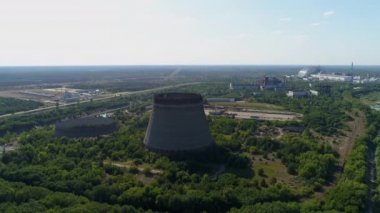 Çernobil Npp 'in beşinci, altıncı nükleer reaktörleri için soğutma kulelerinin hava görüntüsü