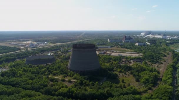 Vue aérienne des tours de refroidissement des cinquième et sixième réacteurs nucléaires de la centrale nucléaire de Tchernobyl — Video