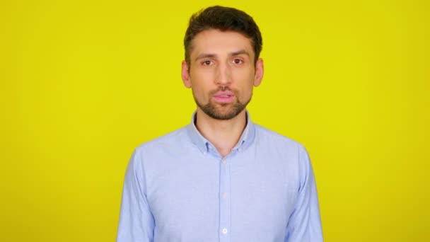 Young man in light blue shirt is surprised, opens his mouth and looks at camera. — Stock videók