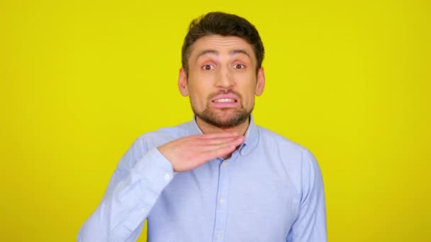 Jongeman in lichtblauw shirt zwaait in de buurt van de nek, hou niet van. — Stockvideo