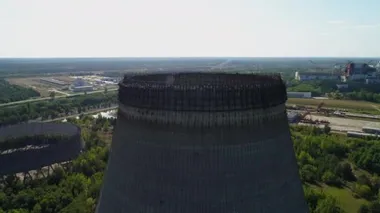 Çernobil Npp 'in beşinci, altıncı nükleer reaktörleri için soğutma kulelerinin hava görüntüsü