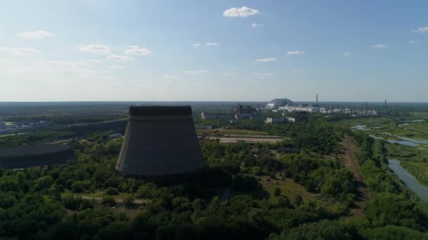 Çernobil Npp 'in beşinci, altıncı nükleer reaktörleri için soğutma kulelerinin hava görüntüsü — Stok video