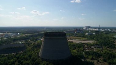 Çernobil Npp 'in beşinci, altıncı nükleer reaktörleri için soğutma kulelerinin hava görüntüsü
