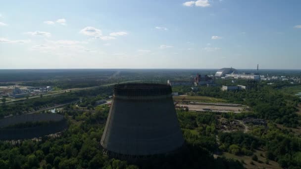 チェルノブイリ原子力発電所の5 、 6基の原子炉の冷却塔の空中ビュー — ストック動画