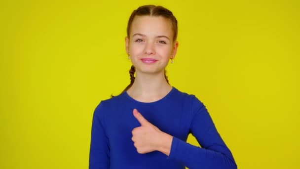 Teenage girl in blue pullover shows thumb up, like — Stock Video