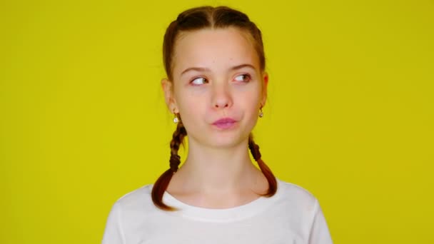 Дівчина-підліток у білій футболці піднімає індексний палець, виникла ідея — стокове відео