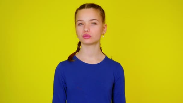 Teenage girl in blue pullover is turns her head and says no — Stock Video