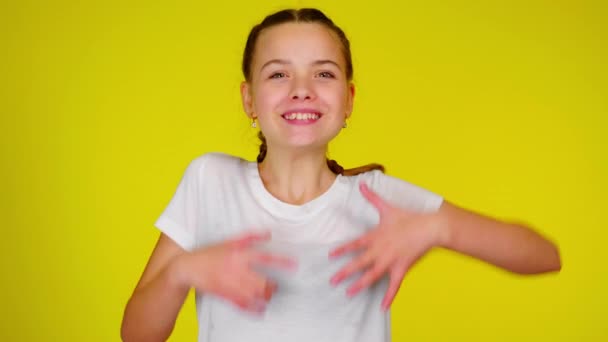 Девочка-подросток в белой футболке смеется и кричит — стоковое видео