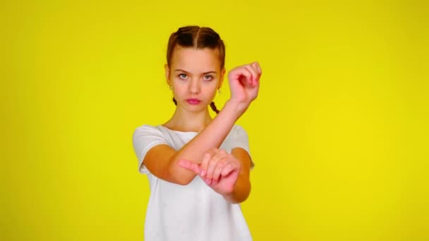 Teenage girl in a white T-shirt becomes in a fighting stance — Stock video