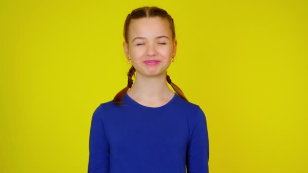 Funny adolescent fille en pull bleu est hoche la tête, dit oui et rit — Video