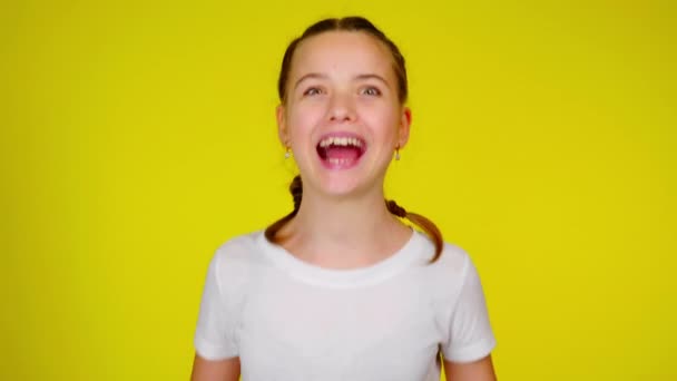 Adolescente dans un T-shirt blanc est rires et cris . — Video