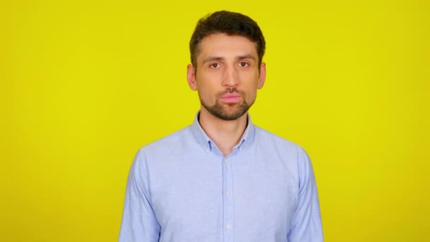 Young man in light blue shirt is surprised, opens his mouth and looks at camera. — Stock Video