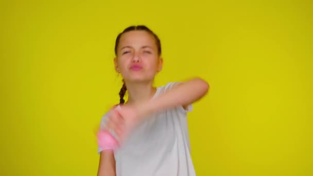 Tiener meisje in een wit T-shirt is dansen met makaken — Stockvideo