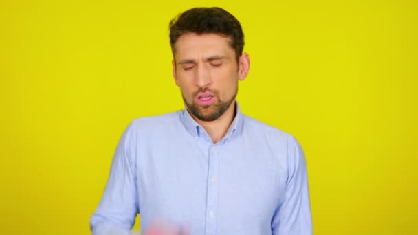 Молодой человек в светло-голубой рубашке кашляет и закрывает рот кулаком . — стоковое видео