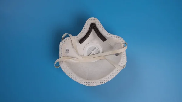Máscara Protectora Respiratoria Sobre Fondo Azul Mascarilla Facial Que Protege —  Fotos de Stock