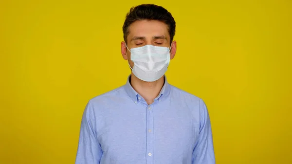 Orvosi maszkot viselő férfi csukott szemmel — Stock Fotó