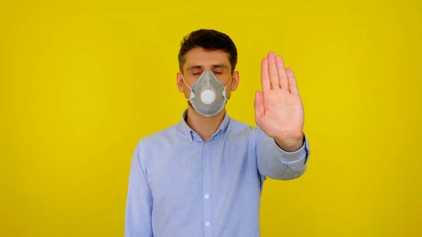 Остановите концепцию вируса. Человек с закрытыми глазами в защитной дыхательной маске — стоковое фото