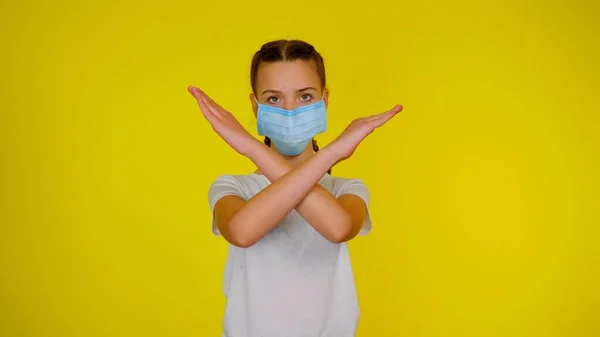 Tini lány orvosi tartja karját keresztbe sárga háttér — Stock Fotó