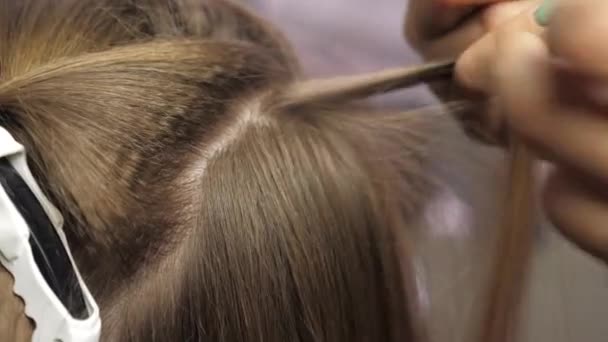 近距离专业发型师使波浪卷曲在女人的头发上 — 图库视频影像