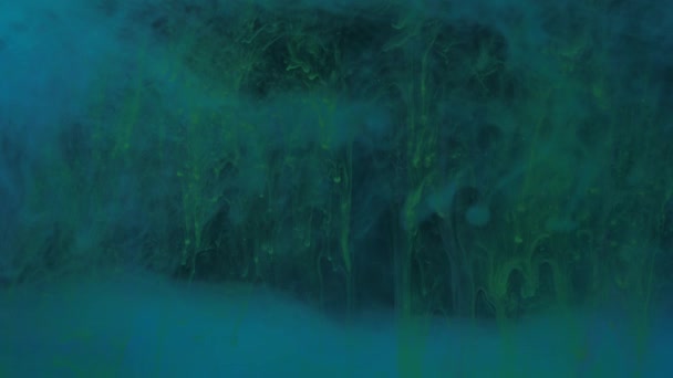 Tinta verde e azul misturando na água, girando suavemente debaixo d 'água — Vídeo de Stock