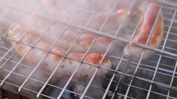 封闭的香肠在烤架上冒着烟烹调 — 图库视频影像