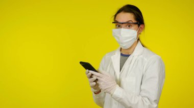 Tıp maskeli, gözlüklü ve lateks eldivenli doktor internetteki haberlerle şok oldu.