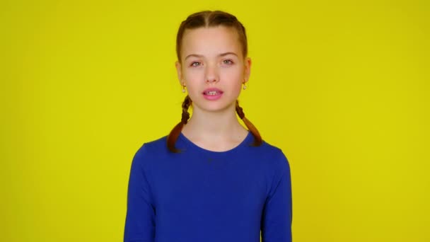 Grappig tienermeisje in blauwe trui knikt met haar hoofd, zegt ja en lacht — Stockvideo