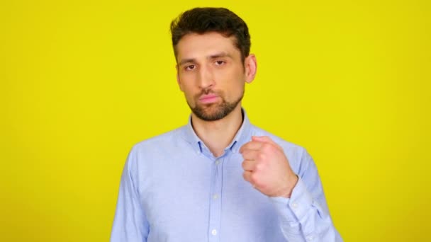 Dolce giovane uomo in camicia azzurra chiede una chiamata a lui, flirta — Video Stock